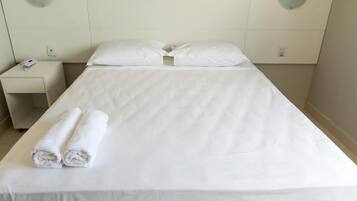 1 quarto, frigobar, escrivaninha, cortinas blackout