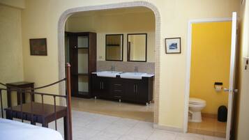 Deluxe Apartment, 1 Bedroom, Non Smoking | Bathroom sink