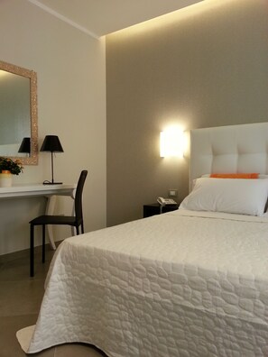 Premium bedding, in-room safe, desk, soundproofing - Gemini Suite (Rome)