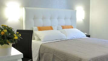 Ropa de cama de alta calidad y caja de seguridad en la habitación