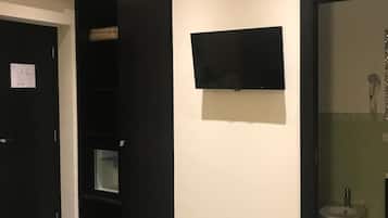 Ropa de cama de alta calidad y caja de seguridad en la habitación