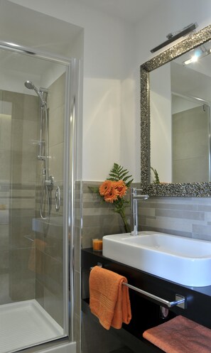 Shower, free toiletries, hair dryer, towels - Gemini Suite (Rome)