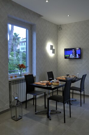 Free daily continental breakfast - Gemini Suite (Rome)