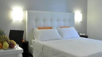 Ylelliset vuodevaatteet, tallelokero huoneessa, työpöytä, äänieristys