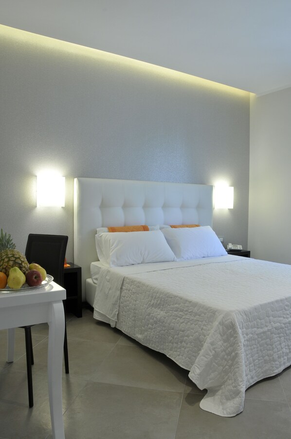 Premium bedding, in-room safe, desk, soundproofing - Gemini Suite (Rome)
