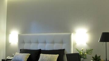 Ylelliset vuodevaatteet, tallelokero huoneessa, työpöytä, äänieristys