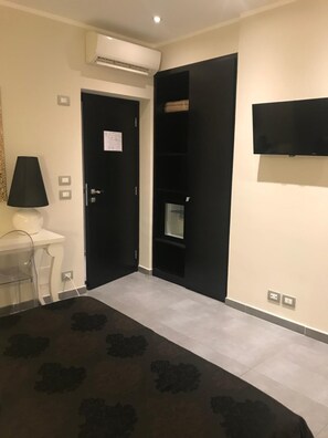 Premium bedding, in-room safe, desk, soundproofing - Gemini Suite (Rome)