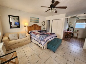 In-room safe, iron/ironing board, free WiFi, bed sheets - Silver Sands Motel (Clearwater Beach)