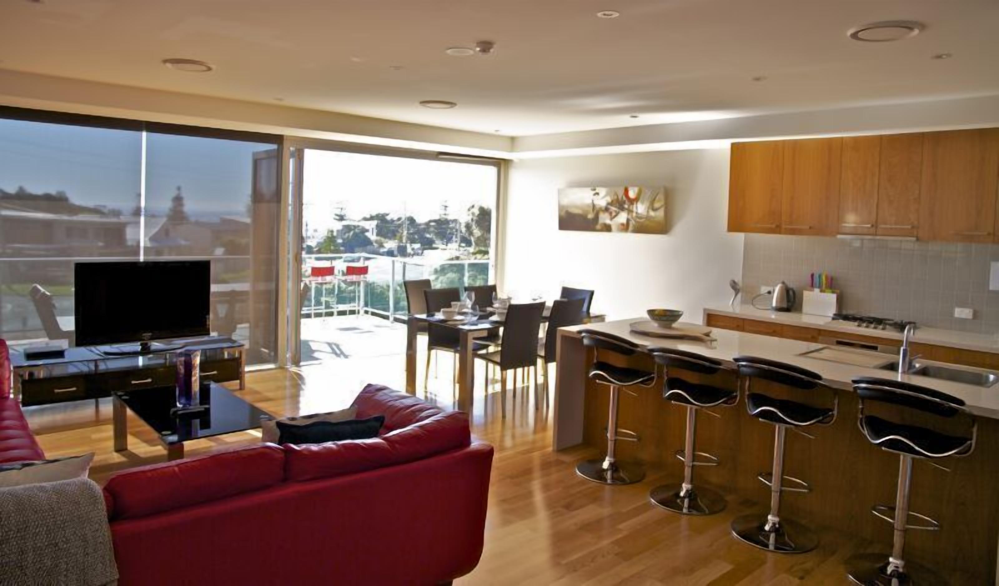 Penthouse, 3 Bedrooms (N. 11 ) | Living area | 46-inch TV with digital channels, DVD player