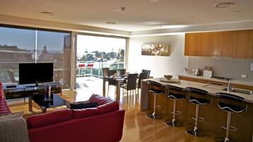 Penthouse, 3 Bedrooms (N. 11 ) | Living area | 46-inch TV with digital channels, DVD player