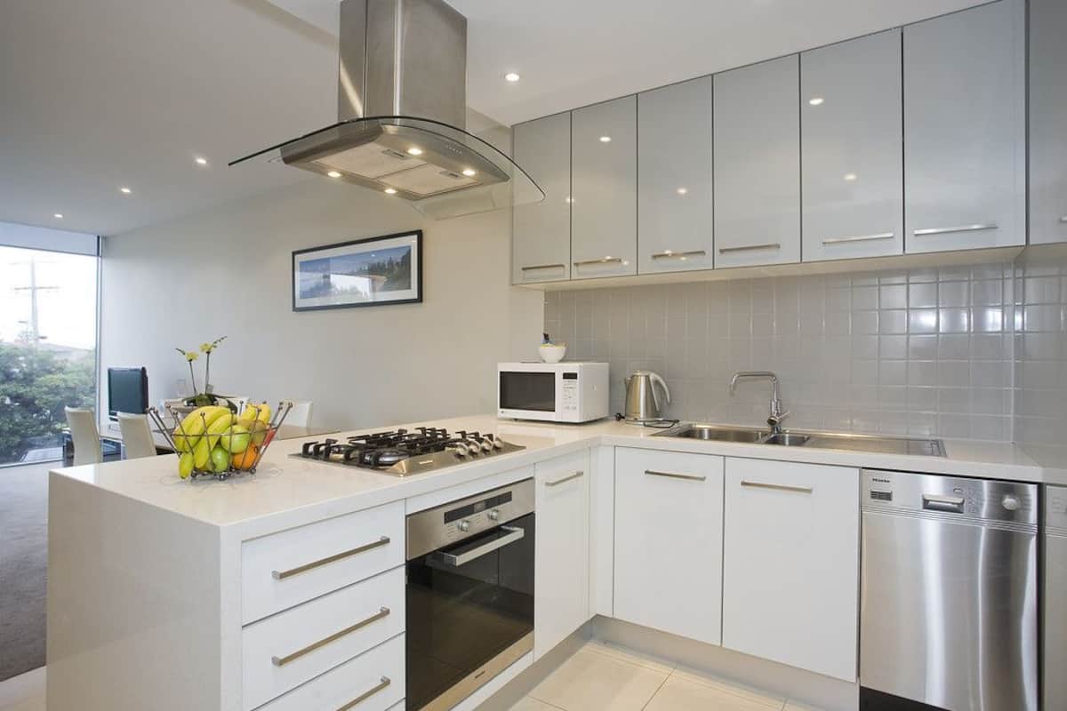 deluxe apartment (n. 8 ) | private kitchen | full-sized fridge, microwave, oven, stovetop