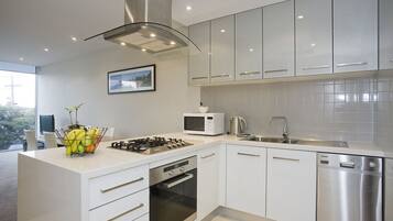 Deluxe Apartment (N. 8 ) | Private kitchen | Full-size fridge, microwave, oven, stovetop