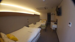 Desk, free WiFi, bed sheets - Myeongdong MOM House (Seoul)