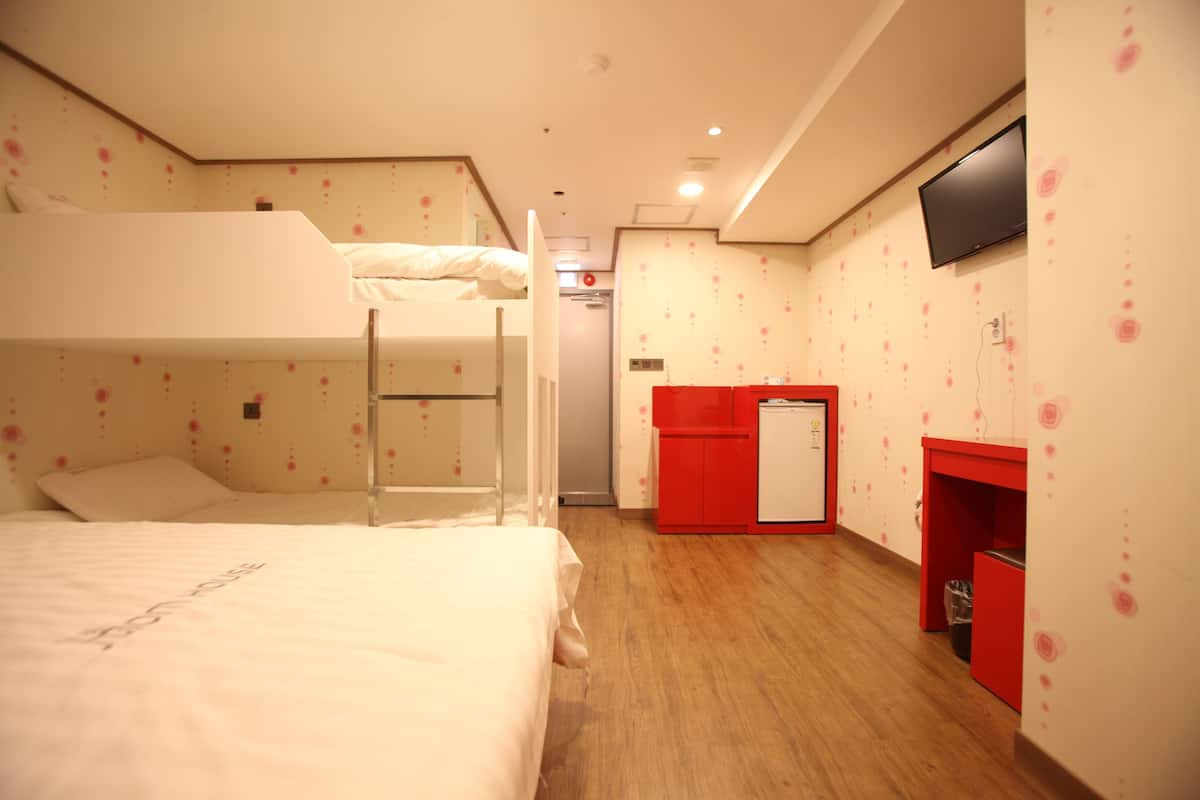 Deluxe Quadruple Room, Multiple Beds (E room) | Desk, free WiFi, bed sheets
