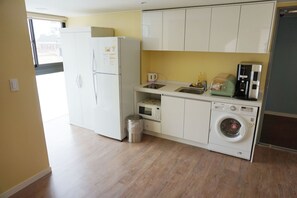 Suite (Bed type randomly assigned) | Eigene Küche | Kühlschrank, Mikrowelle, Wasserkocher mit Kaffee-/Teezubehör