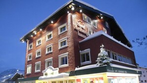 Front of property – evening/night - Hotel Arlberghaus - Das Skihotel (Lech am Arlberg)