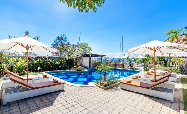 Außenpool, Sonnenschirme, Liegestühle