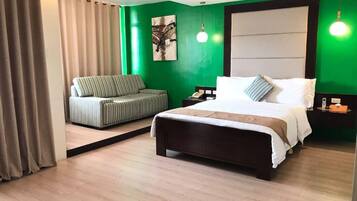 Junior Suite Double | Desk, bed sheets