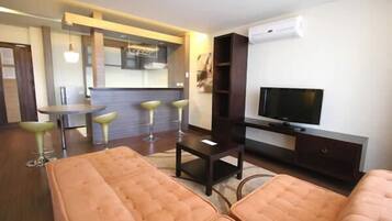 Presidential Suite | Living area | 32-inch LCD TV with cable channels, TV