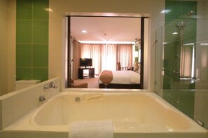 Shower, hair dryer, bidet, towels - Coron Gateway Hotel & Suites (Coron)