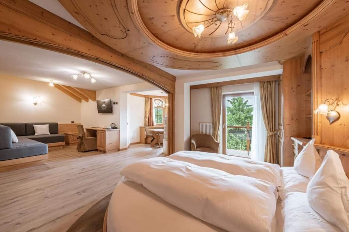 Deluxe Suite, Balcony, Garden View (Sissi) | Minibar, in-room safe, soundproofing, free WiFi