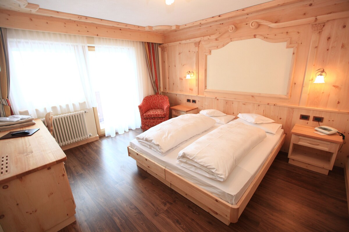 Minibar, in-room safe, soundproofing, WiFi (free)