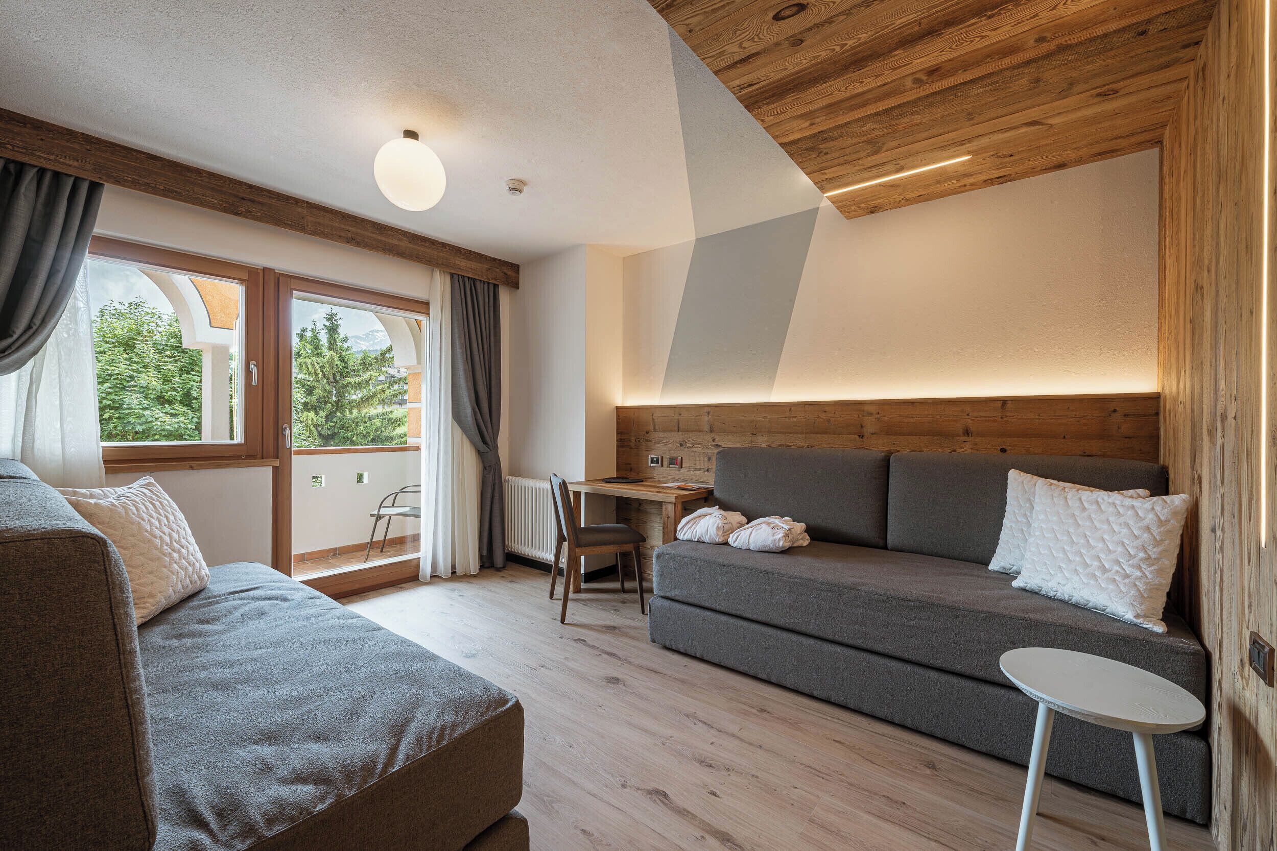 Suite Deluxe, balcone, vista giardino (Catinaccio) | Area soggiorno | TV LED