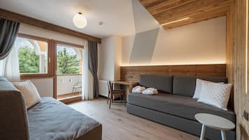 Suite Deluxe, balcone, vista giardino (Catinaccio) | Area soggiorno | TV LED