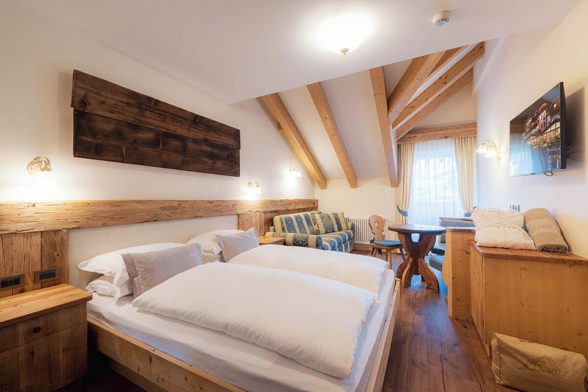 Chambre supérieure double ou avec lits jumeaux, balcon, vue sur la montagne | Minibar, coffre-fort, système d’insonorisation, accès au Wi-Fi (inclus)