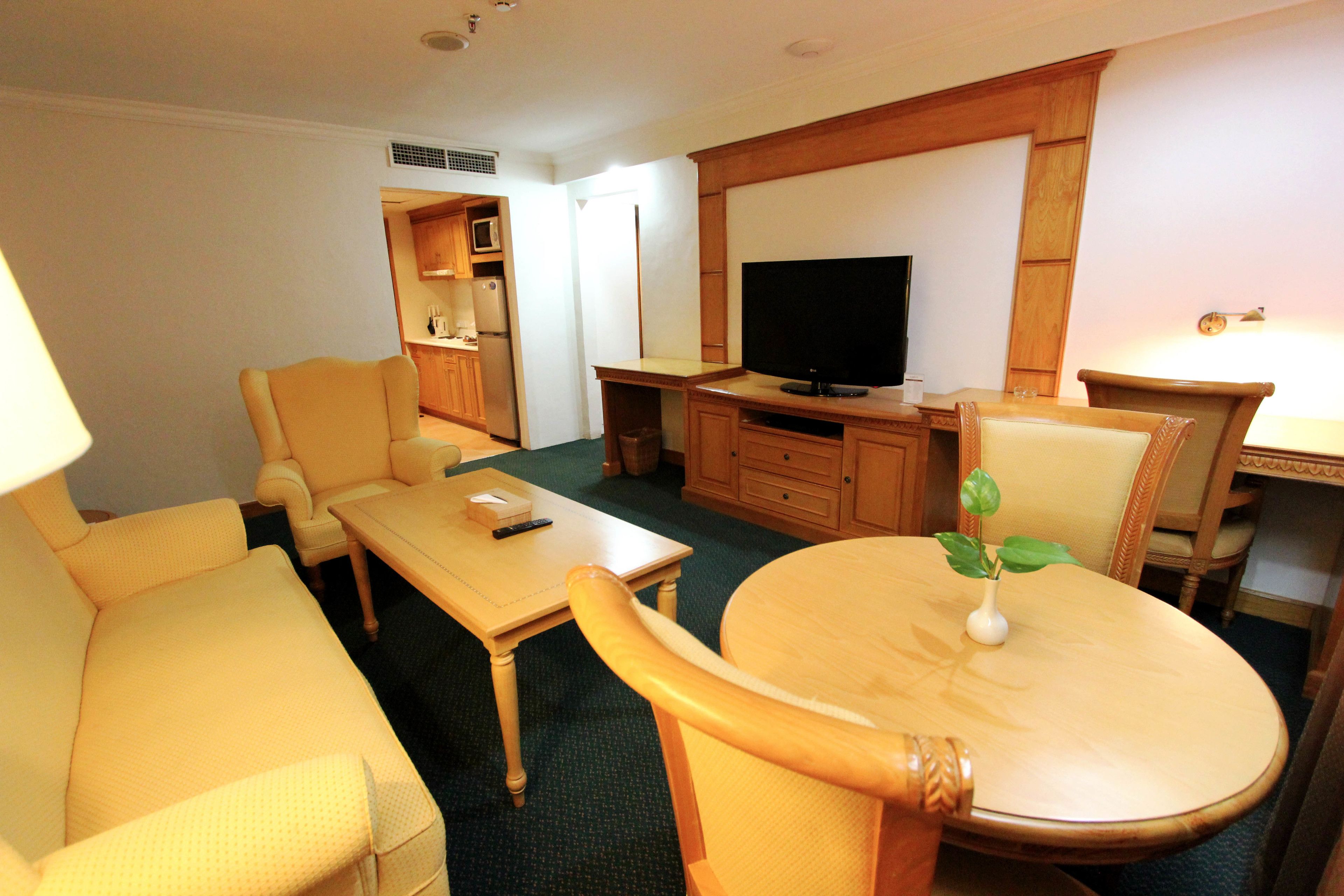 suite | living area | lcd tv, dvd player
