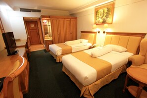 In-room safe, desk, soundproofing, iron/ironing board - Harmoni Suites Hotel (Batam)