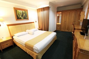 In-room safe, desk, soundproofing, iron/ironing board - Harmoni Suites Hotel (Batam)