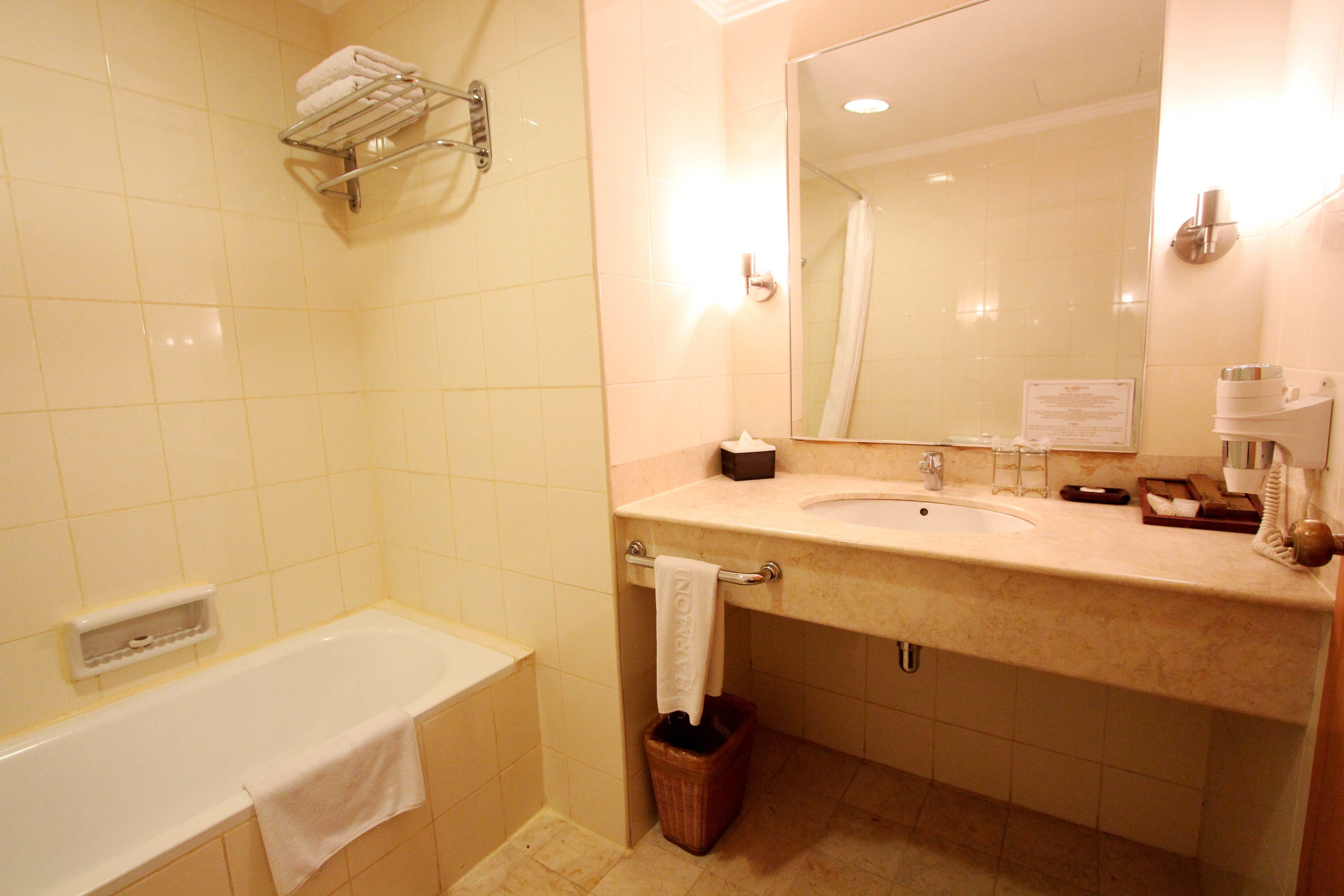 combined shower/bathtub, deep-soaking bathtub, free toiletries