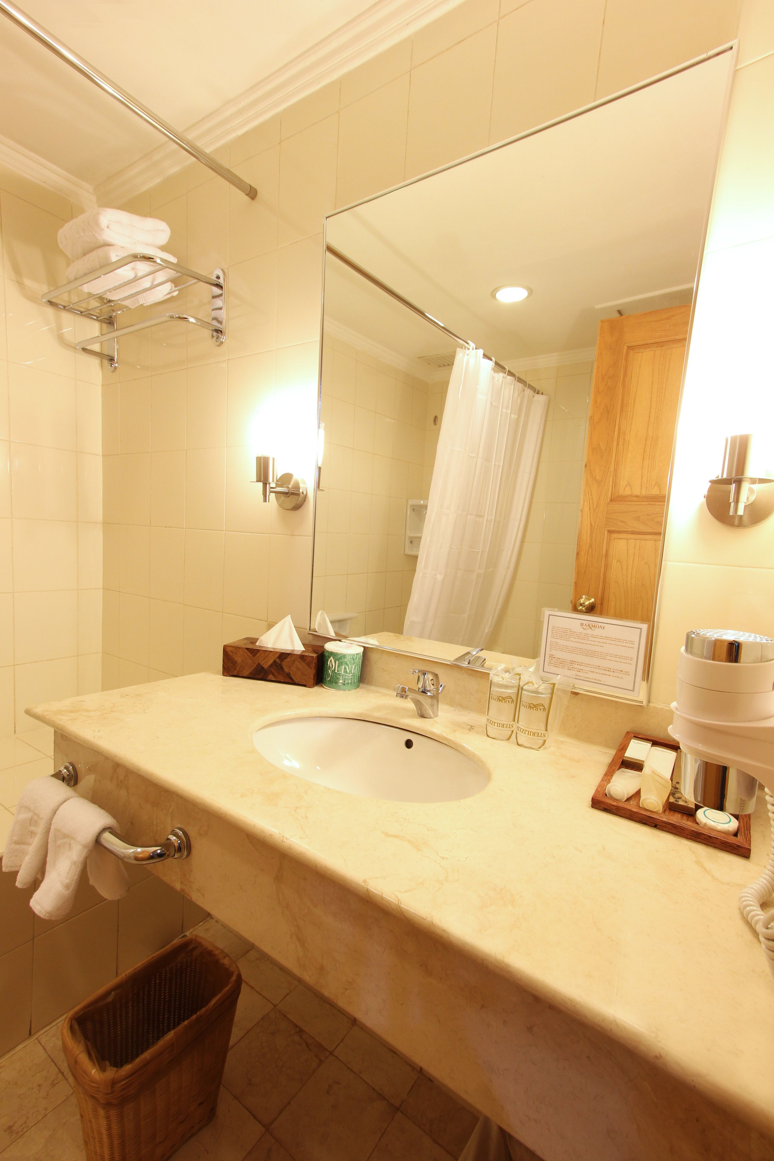 combined shower/bathtub, deep-soaking bathtub, free toiletries