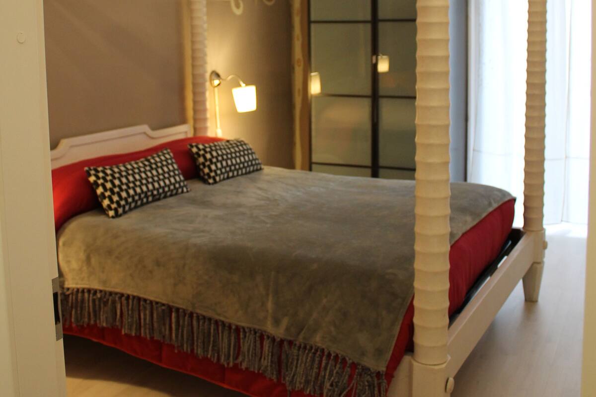 Classic Room | Desk, blackout curtains, soundproofing, rollaway beds