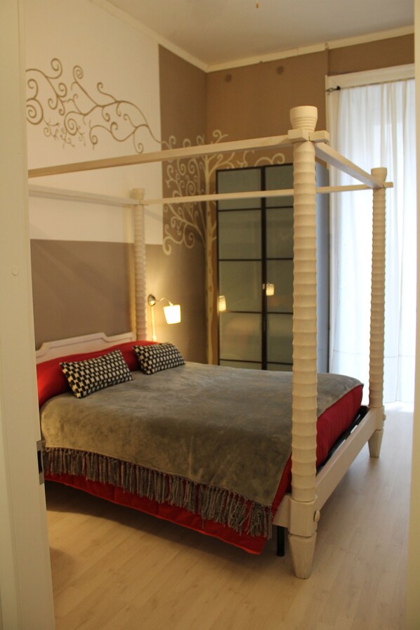 Klassieke kamer | Een bureau, verduisterende gordijnen, geluiddichte muren