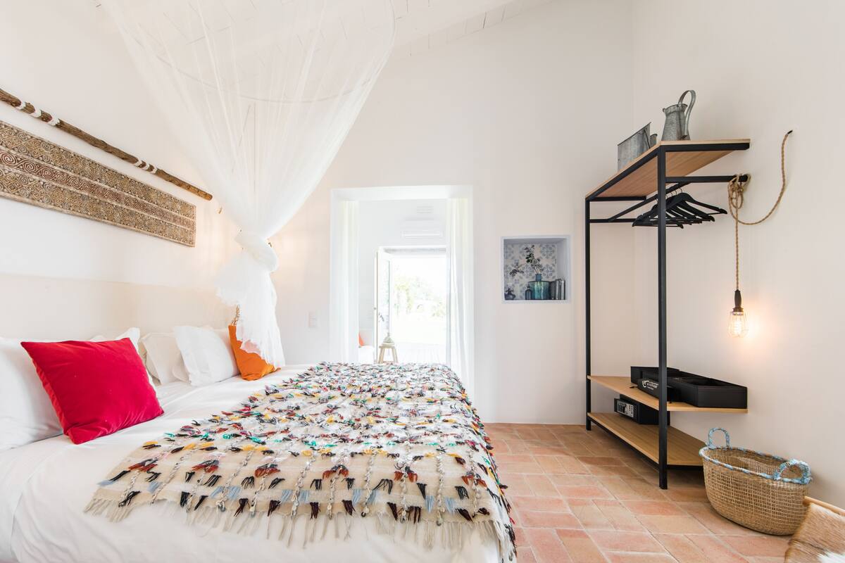 Suite superior, 1 cama de matrimonio grande, balcón, vistas al jardín | Ropa de cama de alta calidad, minibar, caja fuerte