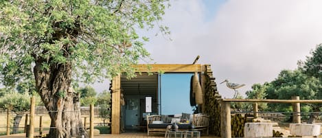 Deluxe-mökki | Ylelliset vuodevaatteet, minibaari, tallelokero huoneessa