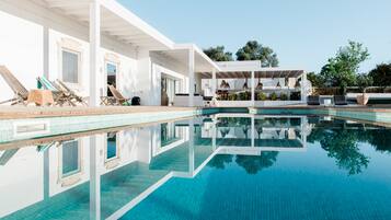 AuĂenpool, LiegestĂŒhle