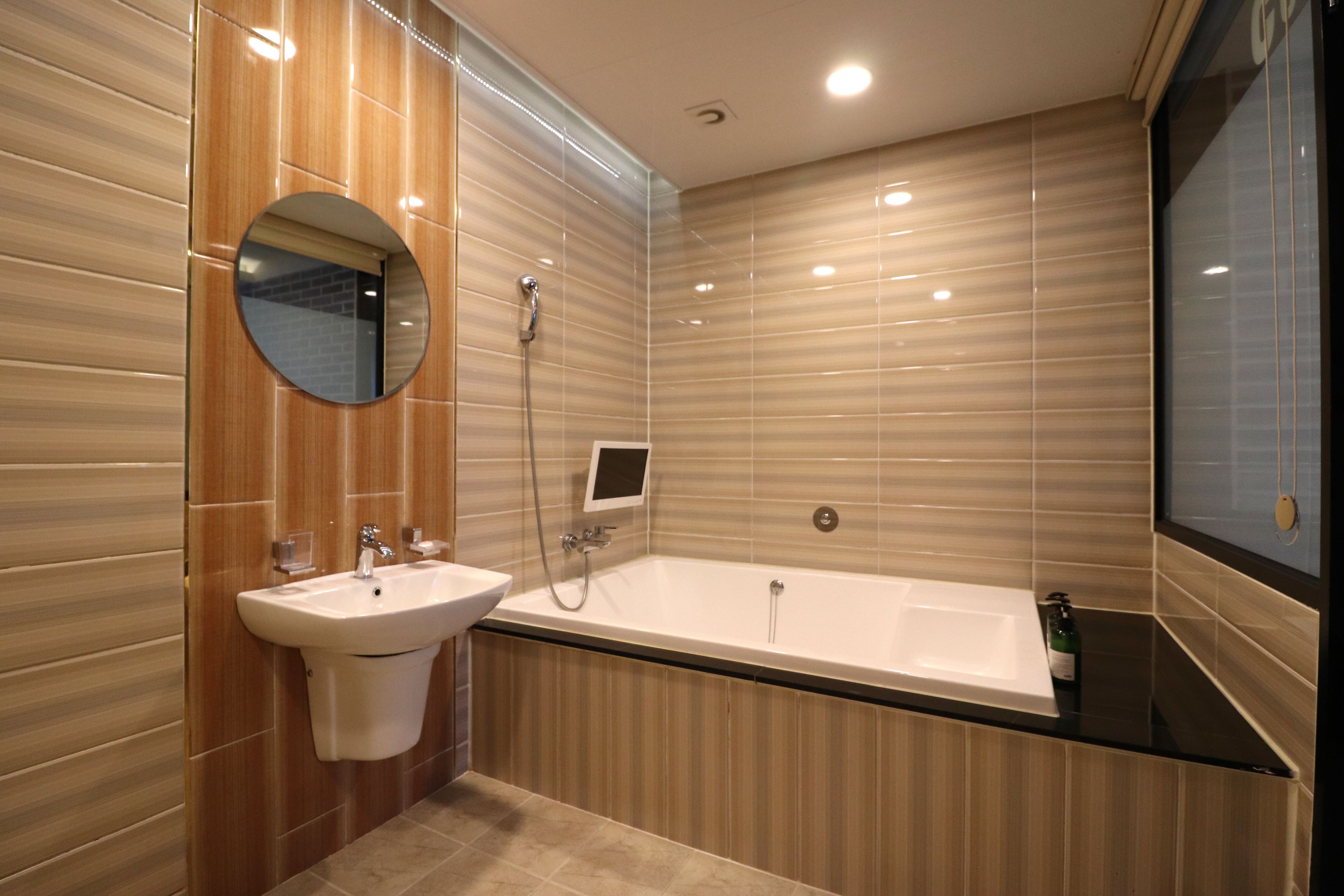 separate bathtub and shower, jetted bath, free toiletries, hair dryer