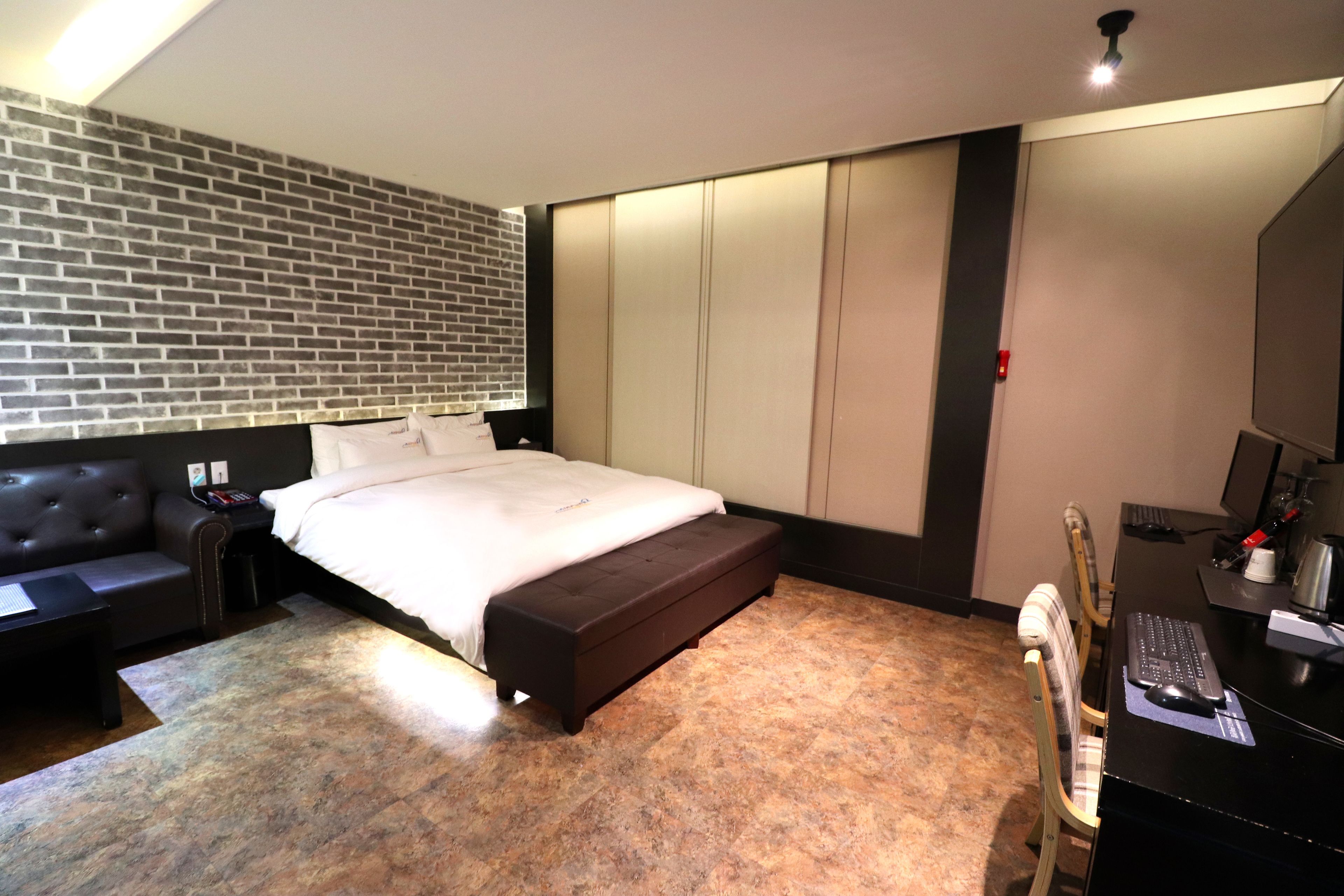 deluxe double room (free netflix) | down duvets, individually decorated, individually furnished, desk