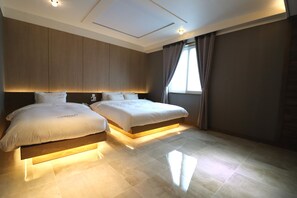 Quarto quádruplo premium | Edredons de pluma, individualmente decorados, individualmente mobiliados