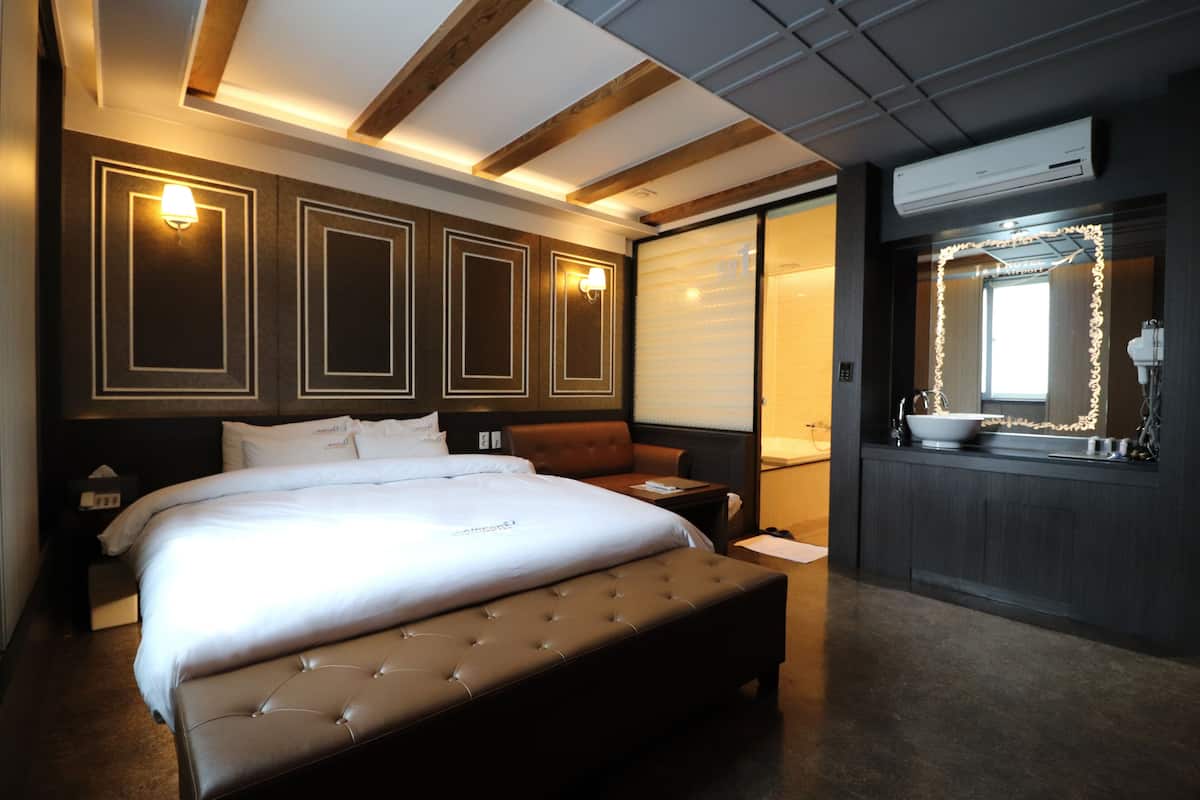 down duvets, individually decorated, individually furnished, desk