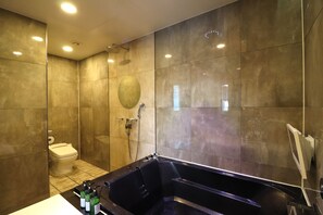 Business Twin Room (Free Netflix) | Bathroom | Separate bathtub and shower, jetted bath, free toiletries, hair dryer - Airport Hotel (Busan)