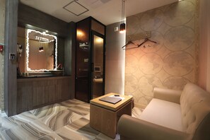 Cubrecamas, decoración personalizada, muebles diferentes y escritorio 