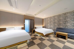Una camera d'albergo con due letti, un divano, un pavimento a scacchi e una parete con motivo decorativo.
