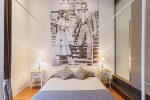 Premium bedding, individually decorated, desk, laptop workspace - Vacanze Romane Rooms (Rome)