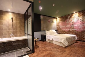 Minibar con artículos gratuitos y escritorio 