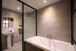 Habitación estándar doble | Baño | Ducha, artículos de higiene personal gratuitos y secador de pelo