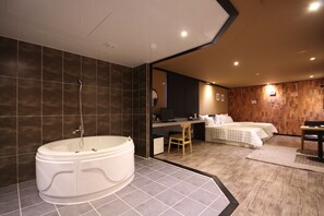 Minibar con artículos gratuitos y escritorio 